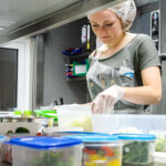 Studentische Hilfskräfte in der metabolischen Küche. © DLR. Alle Rechte vorbehalten.