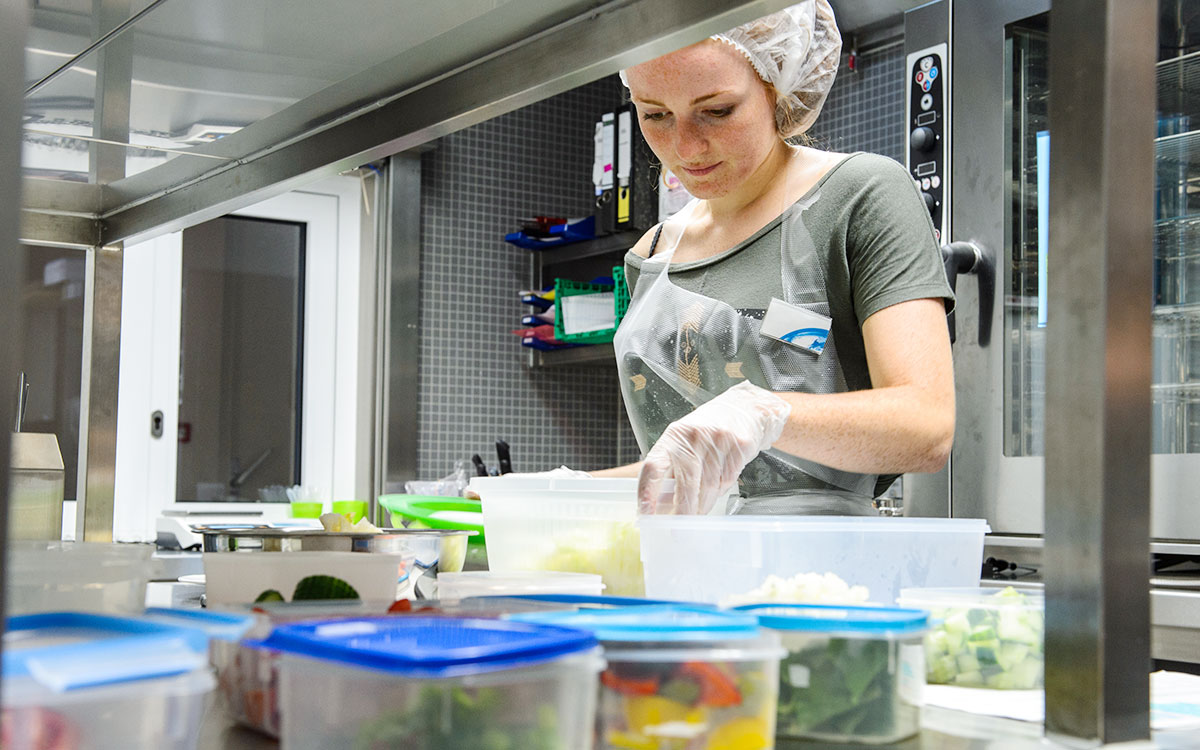 Studentische Hilfskräfte in der metabolischen Küche. © DLR. Alle Rechte vorbehalten.