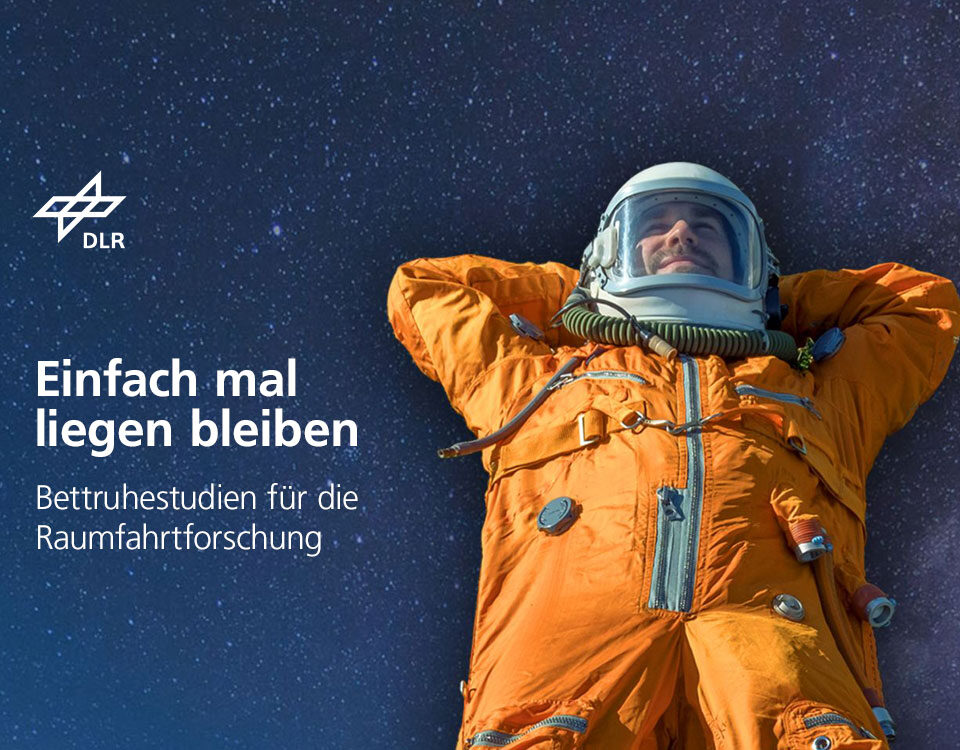 Liegender Astronaut vor Weltraumhintergrund. © DLR. Alle Rechte vorbehalten.