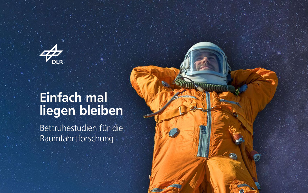 Liegender Astronaut vor Weltraumhintergrund. © DLR. Alle Rechte vorbehalten.