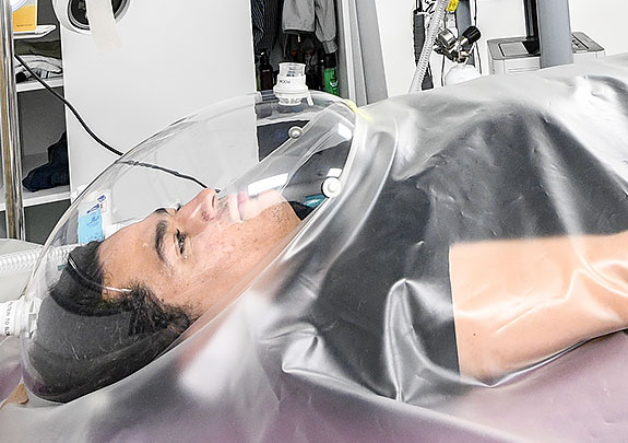 Proband unter der RMR-Haube in Kopftieflage. © DLR. Alle Rechte vorbehalten.