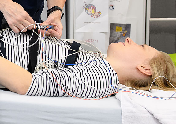 Probandin während der Verkabelung zur Schlafüberwachung. © DLR. Alle Rechte vorbehalten.