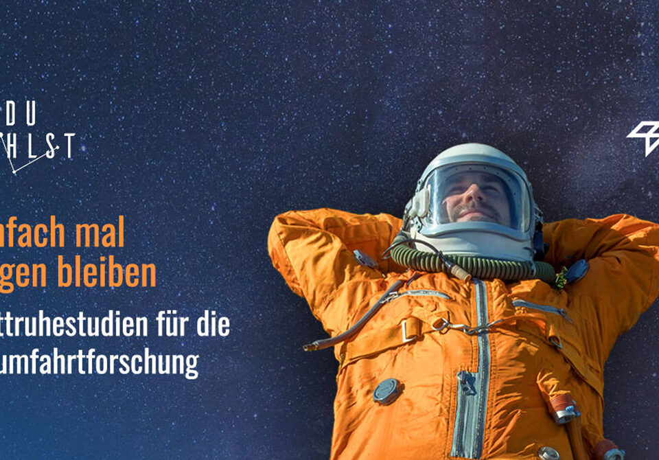 Liegender Astronaut vor Weltraumhintergrund. © DLR. Alle Rechte vorbehalten.