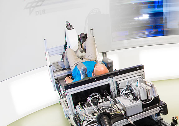 Proband auf der Kurzarm-Human-Zentrifuge. © DLR. Alle Rechte vorbehalten.