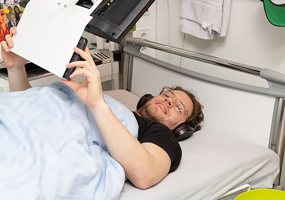 Proband im Bett in Kopftieflage. © DLR. Alle Rechte vorbehalten.