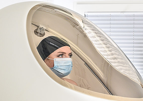 Probandin in der BodPod Kammer. © DLR. Alle Rechte vorbehalten.