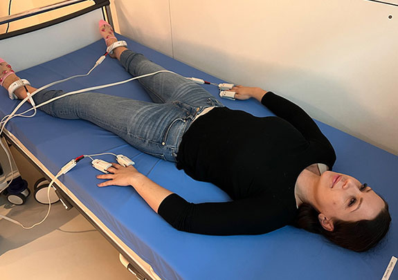 Frau während einer BIA-Messung im Liegen. © DLR. Alle Rechte vorbehalten.