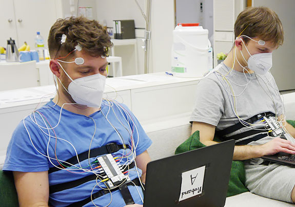 Probanden der Umgebungslärmstudie am Computer. © DLR. Alle Rechte vorbehalten.