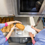 Ernährungsteam in der Küche beim Abwiegen von Brot. © DLR. Alle Rechte vorbehalten.