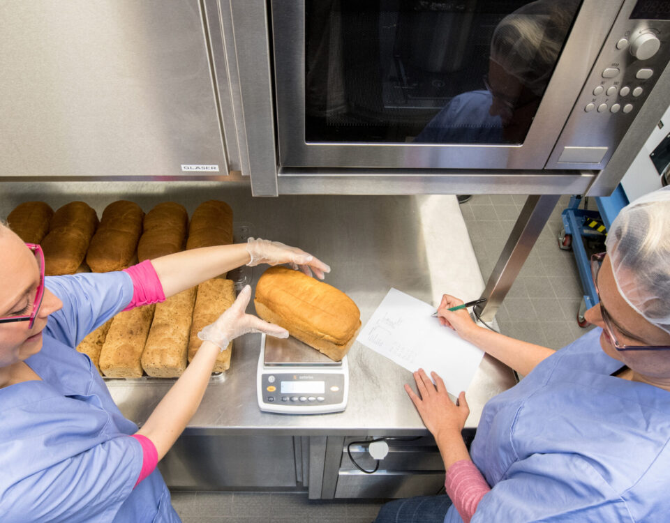 Ernährungsteam in der Küche beim Abwiegen von Brot. © DLR. Alle Rechte vorbehalten.