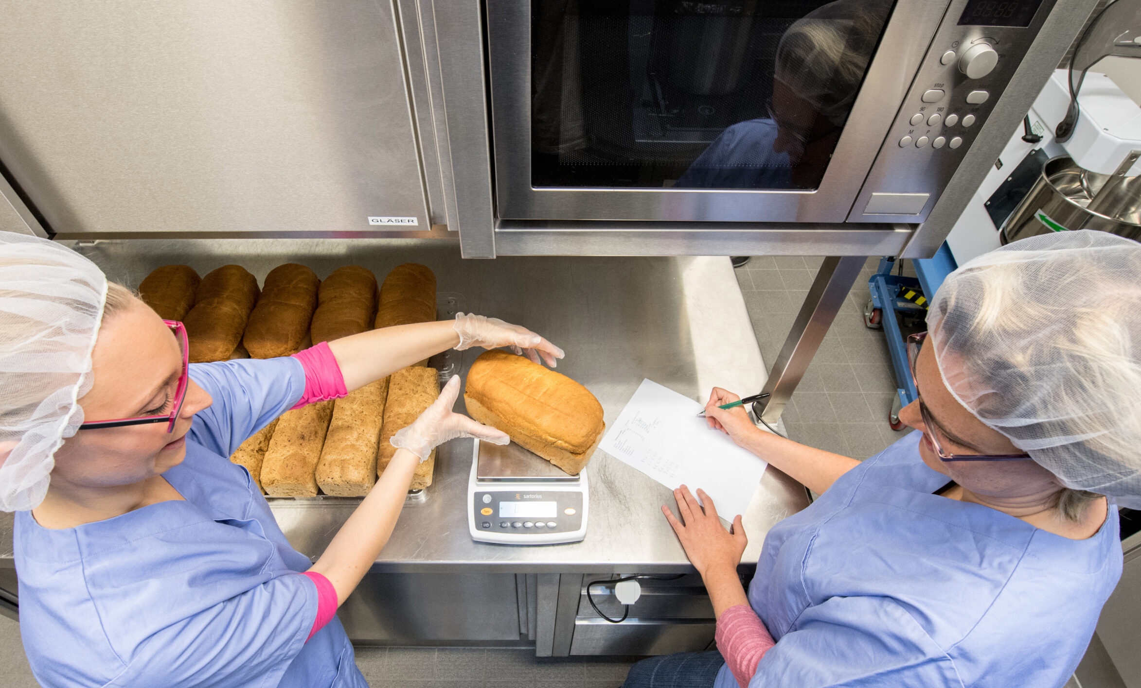 Ernährungsteam in der Küche beim Abwiegen von Brot. © DLR. Alle Rechte vorbehalten.